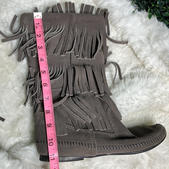 Minnetonka 3 layer fringe moccasin boots size 8 - Picture 14 of 14